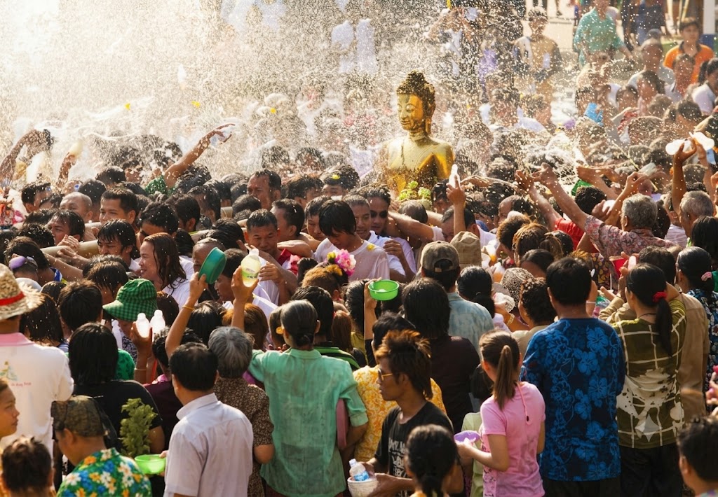 Nghi lễ trong tết Té nước Song-kran (ở Thái Lan) (trang 56). Hình ảnh này minh hoạ rất tốt cho tín ngưỡng phồn thực, cầu mong mưa thuận gió hoà, vạn vật sinh sôi .